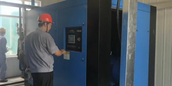 兩臺(tái)200Kw兩級(jí)壓縮空壓機(jī)完成安裝調(diào)試！