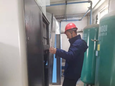 睿寂行空壓機(jī)售后服務(wù)人員進(jìn)行例行巡檢！
