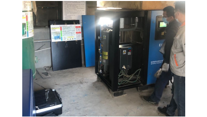 睿寂行空壓機售后服務(wù)工程師在現(xiàn)場