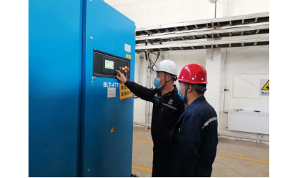 睿寂行空壓機(jī)售后服務(wù)人員現(xiàn)場檢查機(jī)器